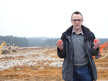 Der Wonseeser Bürgermeister Andreas Pöhner vor der Großbaustelle bei Feulersdorf. Dort entsteht eine riesige Gemüsefarm. Foto: Alexander Hartmann