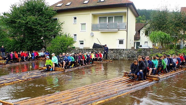 Endstation Floßlände am Willi-Schreiber-Flößerhaus. Voller Stolz nahmen die 250 Teilnehmer ihre Urkunden entgegen.  Foto: Gerd Fleischmann