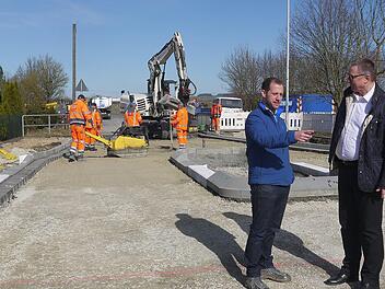 Abschlussbesprechung:  Udo Döhler (rechts) und Andreas Ziener gehen davon aus, dass die Lauterer Straße spätestens am Donnerstagmorgen wieder für den Verkehr freigegeben wird.Berthold Köhler