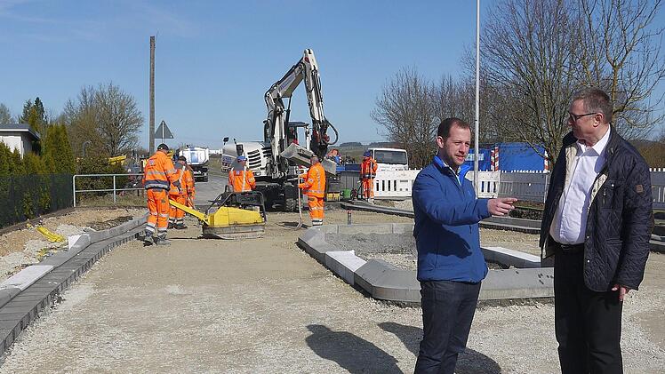 Abschlussbesprechung:  Udo Döhler (rechts) und Andreas Ziener gehen davon aus, dass die Lauterer Straße spätestens am Donnerstagmorgen wieder für den Verkehr freigegeben wird.Berthold Köhler