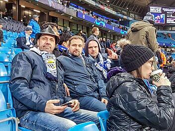 Martin Engel (mit Hut), Thomas Hanft und Andreas Otten waren am Dienstagabend Augenzeuge der historischen 0:7-Champions-League-Pleite des FC Schalke 04 im Etihad Stadium von Manchester City. Foto: privat