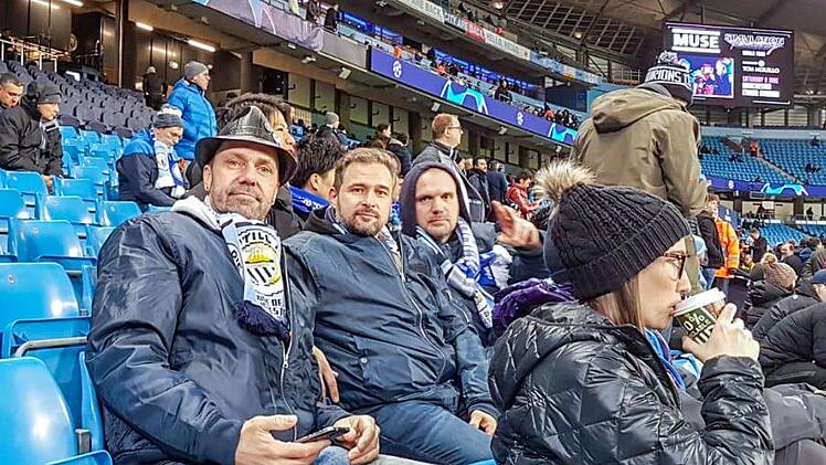Martin Engel (mit Hut), Thomas Hanft und Andreas Otten waren am Dienstagabend Augenzeuge der historischen 0:7-Champions-League-Pleite des FC Schalke 04 im Etihad Stadium von Manchester City. Foto: privat