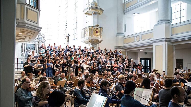 Richard Cooke probt mit dem Philharmonischen Orchester, dem Chor des Landestheaters und der Royal Choral Society die "Sea Symphony" von Ralph Vaughan Williams in der Coburger Morizkirche.Foto: Jochen Berger