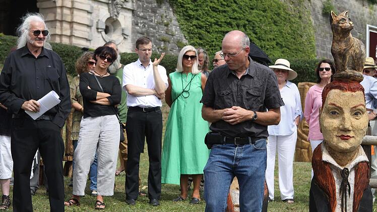 Bei der Eröffnung der Ausstellung am Festungsberg erklärten die Künstler ihre Werke. Mit dabei Organisator Ingo Cesaro (links).
