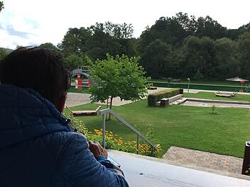 Schwimmmeister Alin Precup vermisst die Gäste im Ebracher Naturbad.Foto: Anette Schreiber