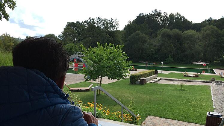 Schwimmmeister Alin Precup vermisst die Gäste im Ebracher Naturbad.Foto: Anette Schreiber