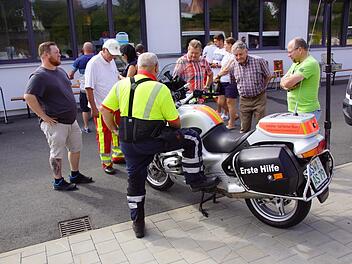 Ein Motorrad wird zwar in Untersteinbach nicht stationiert sein, das Interesse der Besucher zog es aber dennoch auf sich. Foto: Sabine Weinbeer