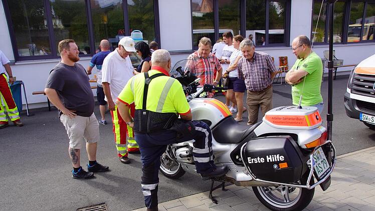 Ein Motorrad wird zwar in Untersteinbach nicht stationiert sein, das Interesse der Besucher zog es aber dennoch auf sich. Foto: Sabine Weinbeer