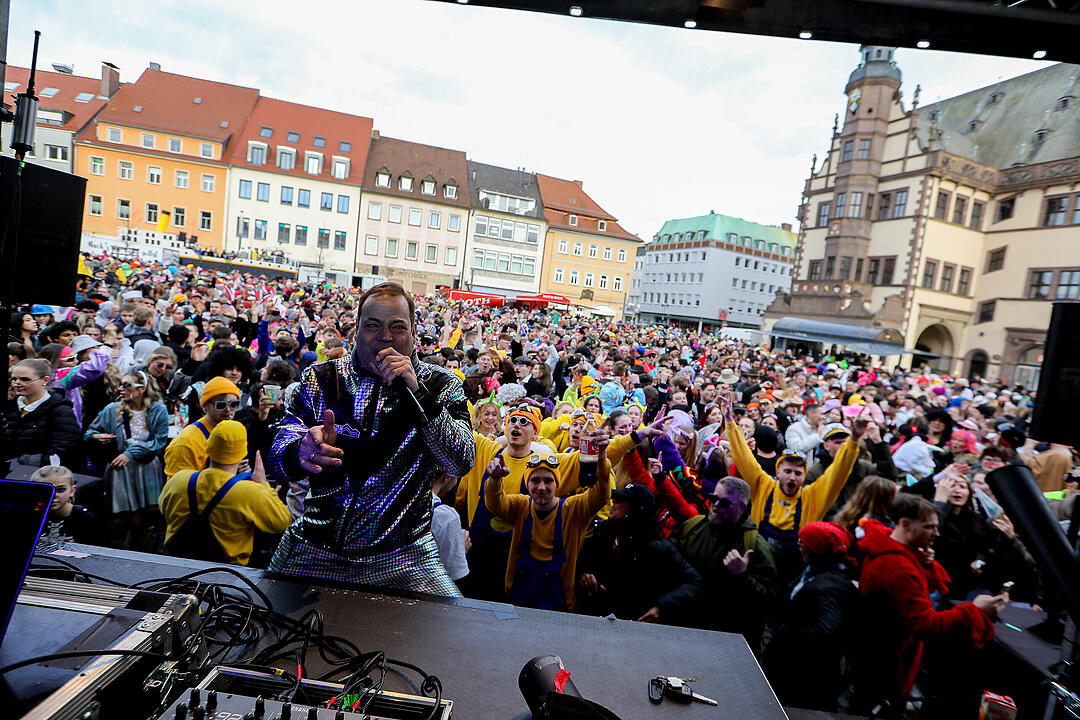 Große Party nach dem Faschingsumzug am Marktplatz.