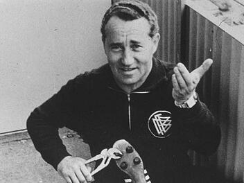 Adi Dassler mit Schraubstollenschuhen: Ein französischer Filmemacher will nun das Leben der Dassler-Brüder dokumentieren.  Fotos: privat