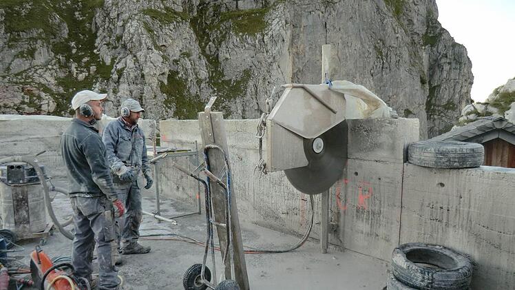 Ein Mauer-Fundament musste für die Maßnahme aufgeschnitten werden. Dafür wurde Spezialwerkzeug den Berg hinauf geschafft.