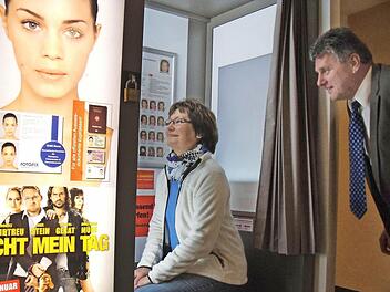 Gudrun Stößel lauscht den Anweisungen des Fotoautomaten, rechts: Bürgermeister Ekkehard Hojer. Fotos: Anette Schreiber