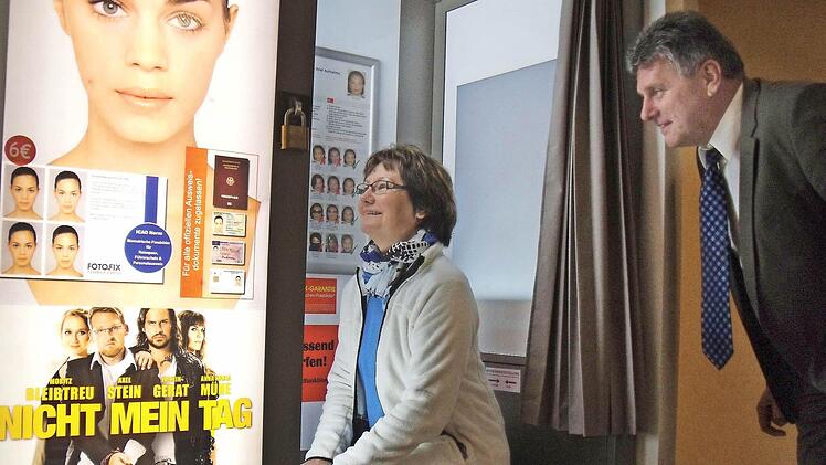 Gudrun Stößel lauscht den Anweisungen des Fotoautomaten, rechts: Bürgermeister Ekkehard Hojer. Fotos: Anette Schreiber