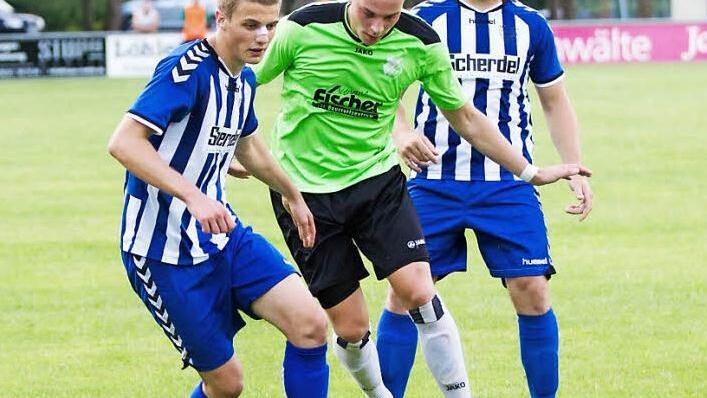 Im ersten Heimspiel gegen den Ex-Bayernligisten aus Selbitz reichte es für Nico Fröba (Mitte) und den SV Friesen immerhin zu einem 1:1. Gelingt heute der erste Saisonsieg? Foto: Heinrich Weiß