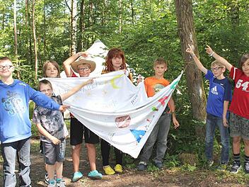 Wo soll Betreuerin Franziska Helmert (Mitte) die Zeltlagerfahne der "Galaktischen" (von links Lukas, Justin, Torben, Louis, Kevin, Hannes und Sören) aufhängen? Natürlich am Baum! Fotos: Ralf Naumann