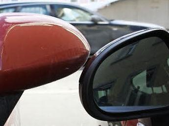 Wenn Fahrzeuge zu nah aneinander geraten, knallt es zuerst an den Außenspiegeln - so auch im Raum Bad Brückenau. Foto: Ralf Ruppert