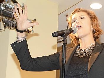 Sängerin Anna-Maria Zimmermann setzt bei ihren Schlagerpop-Songs auf große Gefühle. Fotos: Dagmar Besand