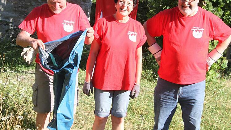 Reinald Kolb, Sabine Kolb und Franz Schübel haben gemeinsam mit den anderen Helfern des Fränkischen Stammtisches fünf Säcke voller Biomüll gesammelt und ins Tal transportiert.