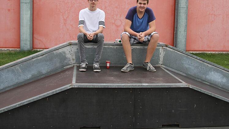 Bastian Taig (rechts) hält Ausschau nach alten Schulfreunden - und hat Christian Ziegler wieder getroffen.