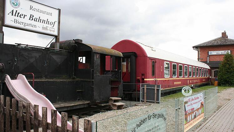 In dem Waggon befindet sich ein originelles Speiselokal. Die alte Lok macht das Bahnhofs-Feeling komplett Foto: Evi Seeger