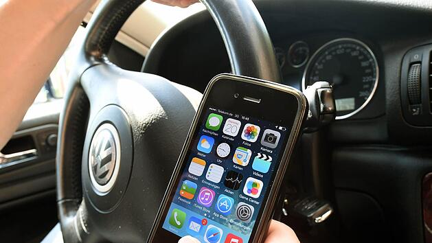 48 Sekunden dauert es laut einer Studie der Bundesanstalt f&uuml;r Stra&szlig;enwesen, einen Text in einer Nachrichten-App zu verfassen. Zeit, die fehlt, den Verkehr im Blick zu behalten. Das Unfallrisiko steigt daher um ein Vielfaches. Foto: dpa/Archiv