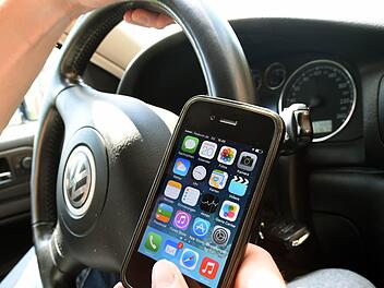 48 Sekunden dauert es laut einer Studie der Bundesanstalt für Straßenwesen, einen Text in einer Nachrichten-App zu verfassen. Zeit, die fehlt, den Verkehr im Blick zu behalten. Das Unfallrisiko steigt daher um ein Vielfaches. Foto: dpa/Archiv