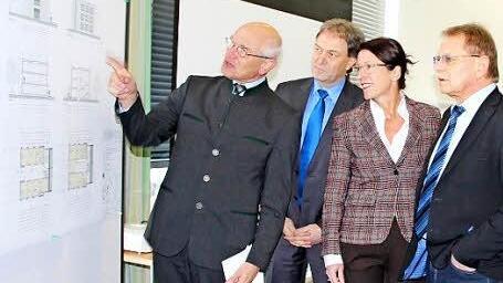 Beim Blick auf die Pläne (von links) Bezirkstagspräsident Günther Denzler, Landrat Klaus Löffler, die Leiterin des Kommunalunternehmens Kliniken und Heime, Katja Bittner, Bürgermeister Wolfgang Beiergrößlein, der Geschäftsführer der Helios-Frankenwaldklinik, Christian Kloesters, und der Ärztliche Direktor Thomas Kallert  Foto: Veronika Schadeck