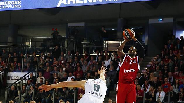 Darius Miller (r.) bot vor elf Monaten in der N&uuml;rnberger Arena gegen Real Madrid eine Galavorstellung. Am Ende reichten aber auch seine 20 Punkte nicht zum Sieg gegen die "K&ouml;niglichen". Foto: Daniel L&ouml;b