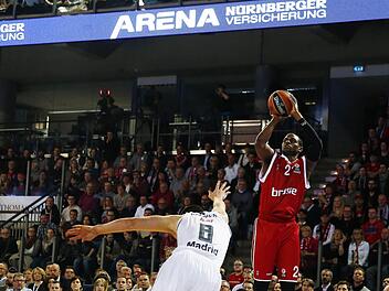Darius Miller (r.) bot vor elf Monaten in der Nürnberger Arena gegen Real Madrid eine Galavorstellung. Am Ende reichten aber auch seine 20 Punkte nicht zum Sieg gegen die "Königlichen". Foto: Daniel Löb