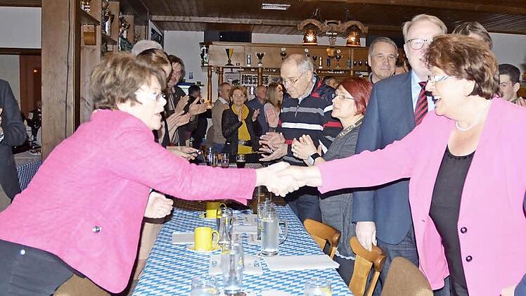 Partnerlook ohne Absprache: Landtagspr&auml;sidentin Barbara Stamm (rechts) und Elke Protzmann. Foto: Rainer Lutz