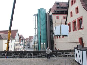 it einem Schwerlastkran wird die Gastro-Einrichtung auf die Bastion gehievt.  Fotos: Andreas Oswald