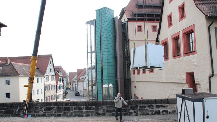 it einem Schwerlastkran wird die Gastro-Einrichtung auf die Bastion gehievt.  Fotos: Andreas Oswald