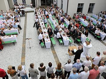 Der Reformationsempfang im Stephanshof mit rund 500 Gästen hätte dem geselligen Martin Luther sicher gefallen. Foto: Barbara Herbst