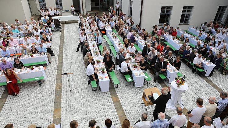Der Reformationsempfang im Stephanshof mit rund 500 Gästen hätte dem geselligen Martin Luther sicher gefallen. Foto: Barbara Herbst