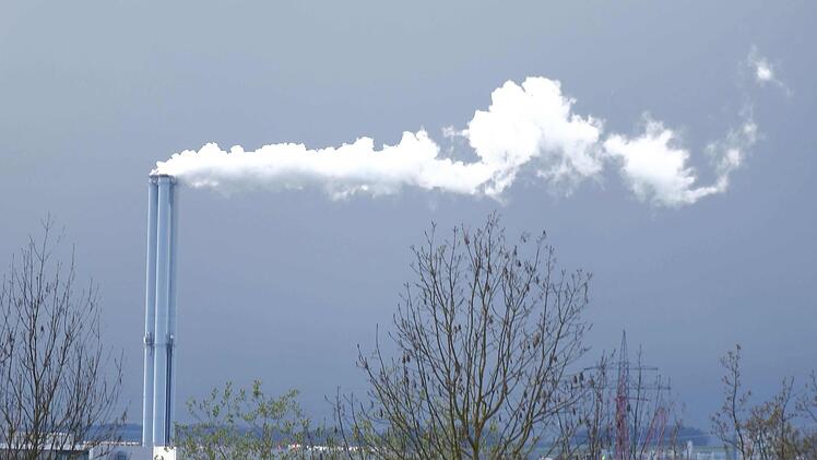 Die Abgasanlage des Coburger Müllzheizkraftwerks. Geht von hier der Schwefelgeruch aus, der die Bertelsdorfer immer wieder plagt? Foto: Jochen Berger