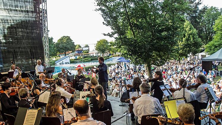 Impressionen vom Klassik-Open-Air im Freibad NeustadtFoto: Jochen Berger
