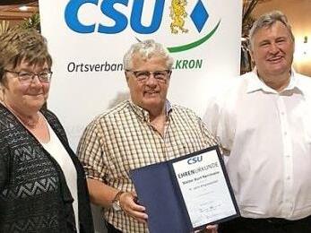 Für seine 30-jährige Zugehörigkeit zur CSU wurde Walter Herrmann geehrt. Unser Bild zeigt (von links) stellvertretende CSU-Kreisvorsitzende Brigitte Soziaghi, Walter Herrmann und CSU-Ortsvorsitzenden Gerhard Schneider. Foto: Werner Reißaus