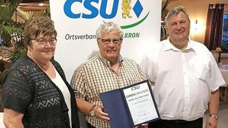 Für seine 30-jährige Zugehörigkeit zur CSU wurde Walter Herrmann geehrt. Unser Bild zeigt (von links) stellvertretende CSU-Kreisvorsitzende Brigitte Soziaghi, Walter Herrmann und CSU-Ortsvorsitzenden Gerhard Schneider. Foto: Werner Reißaus