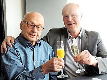 Den Jubilar Johann Weidner (90) verbindet eine langjährige Freundschaft mit Bürgermeister Gerald Brehm.  Foto: Dieter Gropp