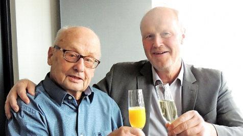 Den Jubilar Johann Weidner (90) verbindet eine langjährige Freundschaft mit Bürgermeister Gerald Brehm.  Foto: Dieter Gropp