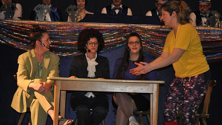 Wie schnell sich eine Kirchenvorstandssitzung von theologischen zu banalen Themen entwickelt, spielten (von links) Theresa Hofmann, Lisa Welz, Mirijam Pratsch und Ann-Kathrin Beiersdorfer.