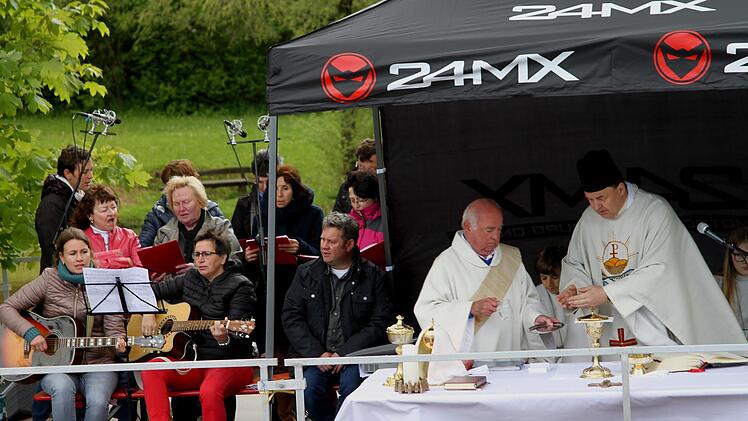 Pfarrer  Mathis Rusin und Diakon Günter Kaim (v. r). beim  Gottesdienst, begleitet von der "Heilig-Länder-Singgruppe"