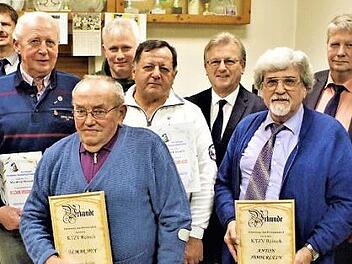 Ehrengäste und Jubilare beim Kleintierzuchtverein Reitsch in der Herrenberghalle: im Vordergrund die neuen Ehrenmitglieder Elmar Hey (Fünfter von links) und Anton Hoderlein (Dritter von rechts) Foto: Gerd Fleischmann