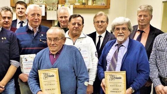 Ehrengäste und Jubilare beim Kleintierzuchtverein Reitsch in der Herrenberghalle: im Vordergrund die neuen Ehrenmitglieder Elmar Hey (Fünfter von links) und Anton Hoderlein (Dritter von rechts) Foto: Gerd Fleischmann