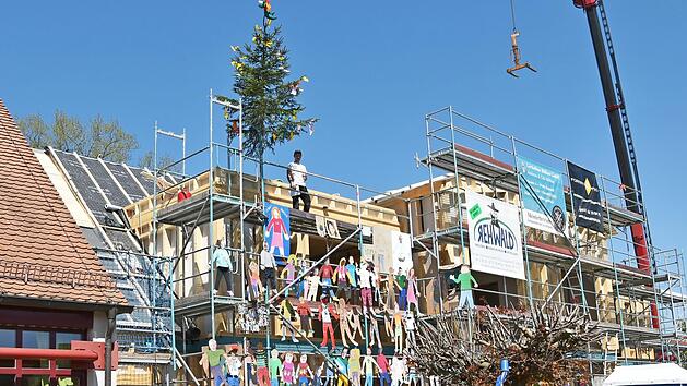 Kinder und Eltern mussten aufgrund von Corona daheimbleiben, waren als "Pappkameraden" aber dennoch vor Ort. Foto: Udo Billen