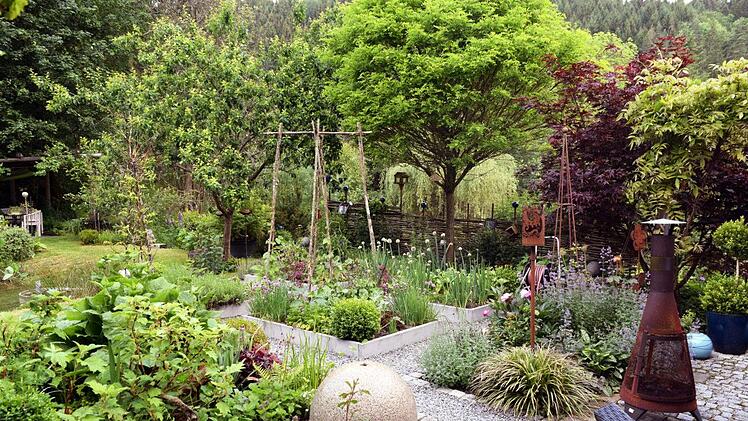 Dichtes Grün: So sieht ein aufwendig gestalteter, naturnaher Garten bei Ludwigsstadt aus. Foto: Beate Singhartinger