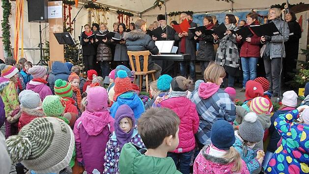Lebendiger Adventskalender, Heiligabend 2013: Solch dicht gedr&auml;ngte Ansammlungen wird es heuer wohl nicht geben. Foto: Bernhard Panzer