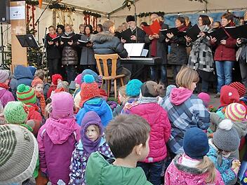 Lebendiger Adventskalender, Heiligabend 2013: Solch dicht gedrängte Ansammlungen wird es heuer wohl nicht geben. Foto: Bernhard Panzer