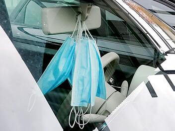 Die Maske schützt:  Zu den verschärften Vorgaben zur Eindämmung  der Corona-Pandemie zählt weiterhin die Maskenpflicht an bestimmten Orten.  In diesem Auto in Haßfurt hängen neue Masken griffbereit am Spiegel. Ren                 b Ruprecht