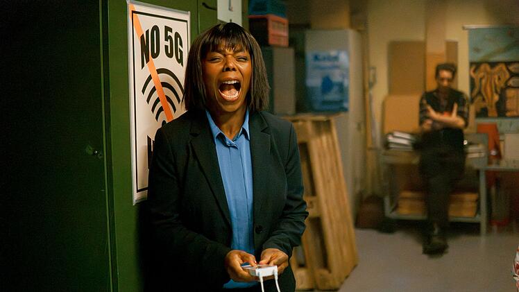 Aminatas (Dela Dabulamanzi) kämpft auch in der drittel Staffel der ARD-Serie "Almania" um den guten Ruf der Gesamtschule.